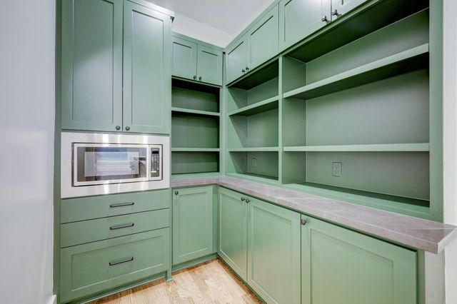 1614 Woodcrest Drive, Houston, TX 77018