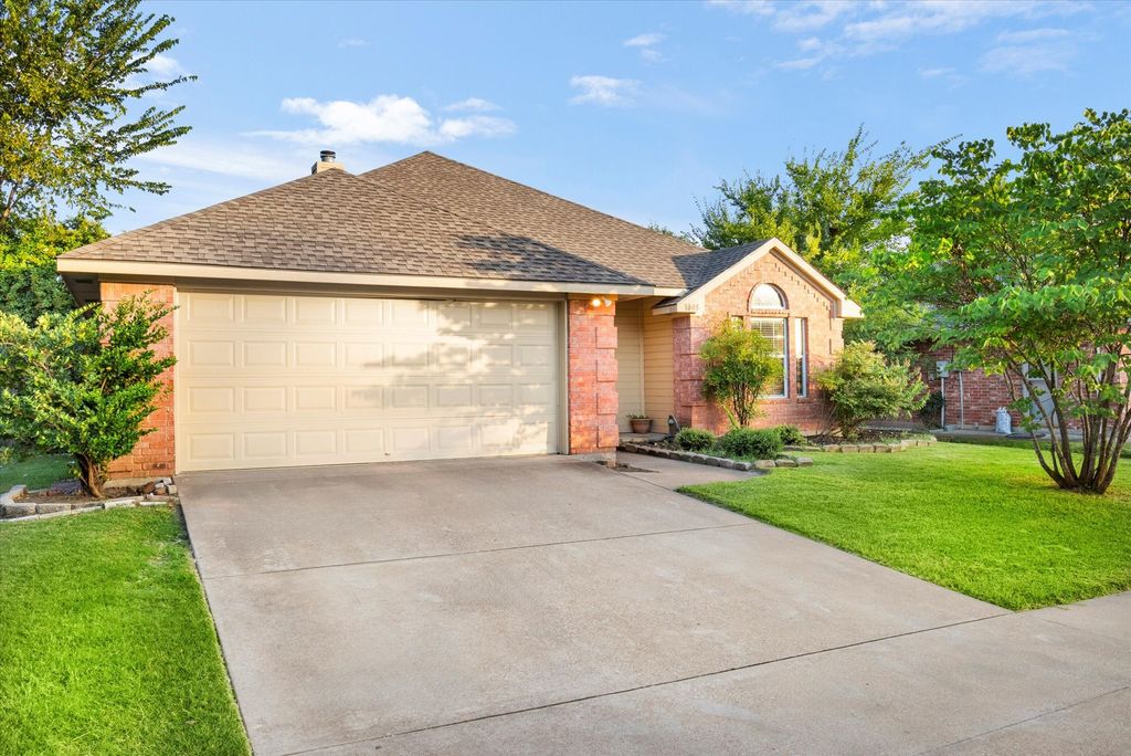 1005 E Burnett Street, Ennis, TX 75119