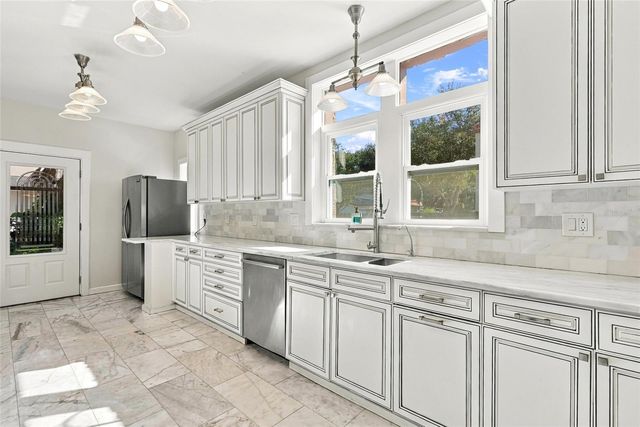 955 39TH AVENUE N, St Petersburg, FL 33703