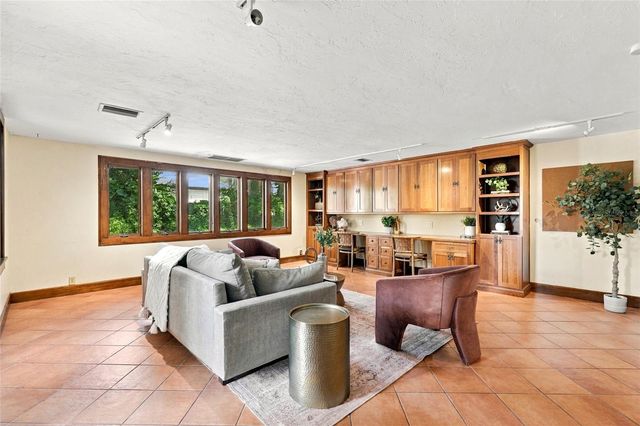 955 39TH AVENUE N, St Petersburg, FL 33703