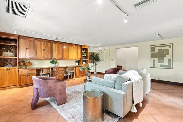 955 39TH AVENUE N, St Petersburg, FL 33703