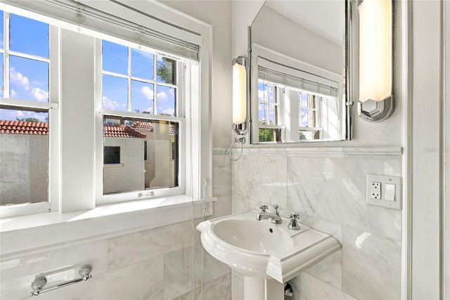 955 39TH AVENUE N, St Petersburg, FL 33703