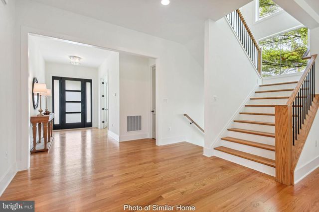 7703 LUNCEFORD LN, Falls Church, VA 22043
