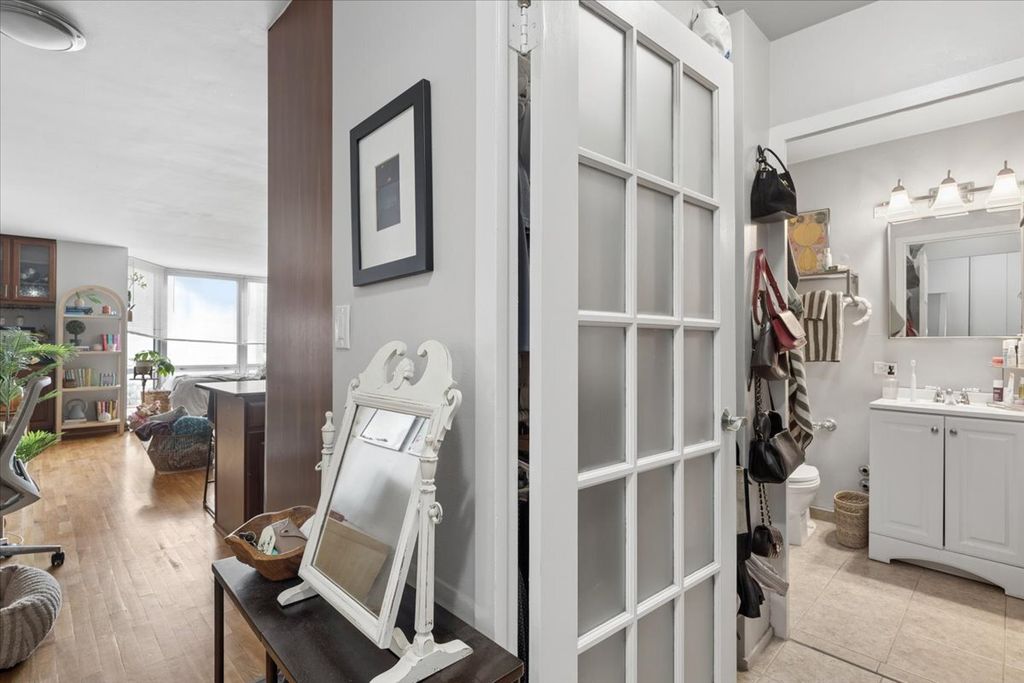 21 W GOETHE Street 8H, Chicago, IL 60610 — photo 2