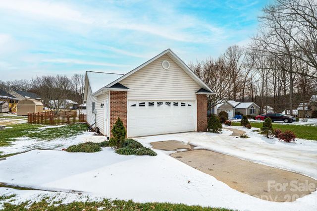 1238 Pennwood Drive, Hickory, NC 28602