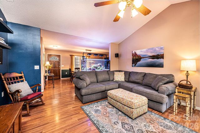 1238 Pennwood Drive, Hickory, NC 28602