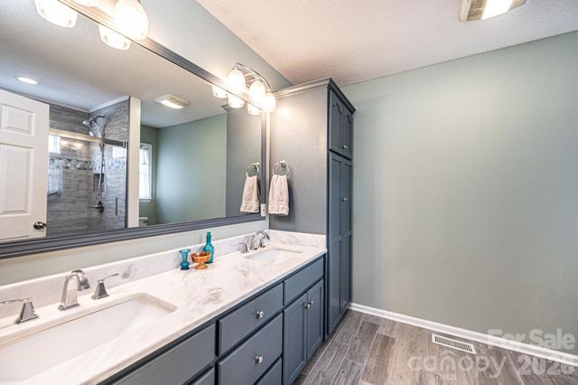 1238 Pennwood Drive, Hickory, NC 28602