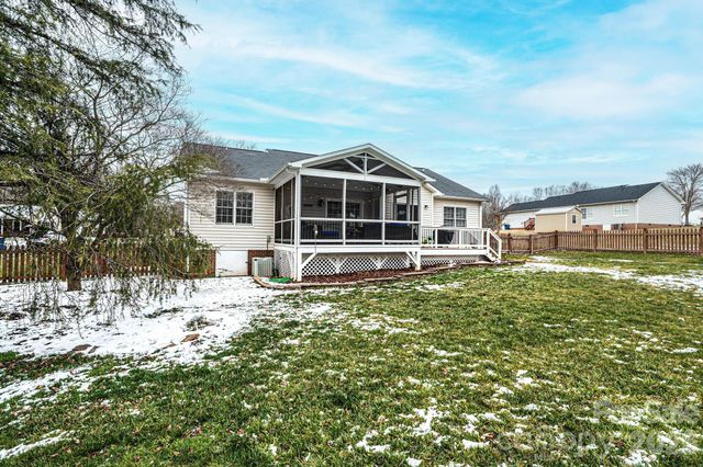 1238 Pennwood Drive, Hickory, NC 28602