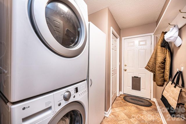 1238 Pennwood Drive, Hickory, NC 28602