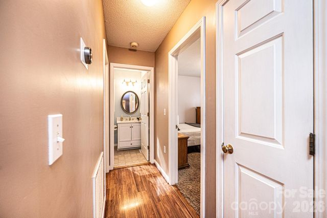 1238 Pennwood Drive, Hickory, NC 28602