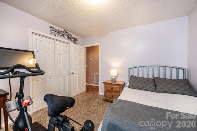 1238 Pennwood Drive, Hickory, NC 28602