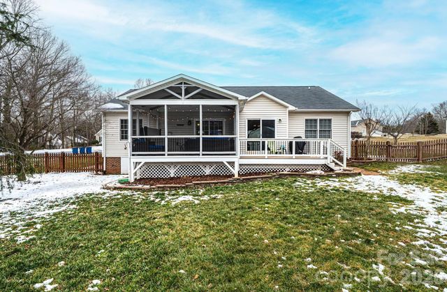 1238 Pennwood Drive, Hickory, NC 28602