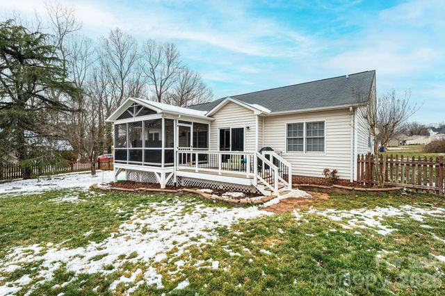 1238 Pennwood Drive, Hickory, NC 28602