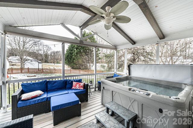 1238 Pennwood Drive, Hickory, NC 28602