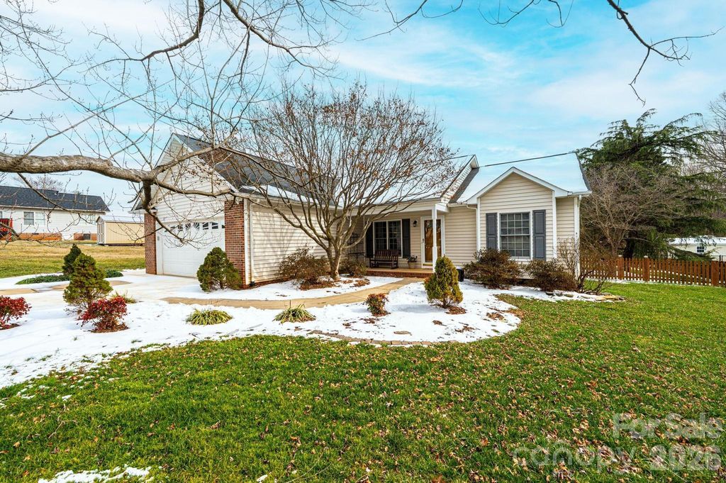 1238 Pennwood Drive, Hickory, NC 28602