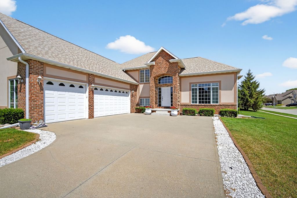 9425 Woodland Drive, Johnston, IA 50131