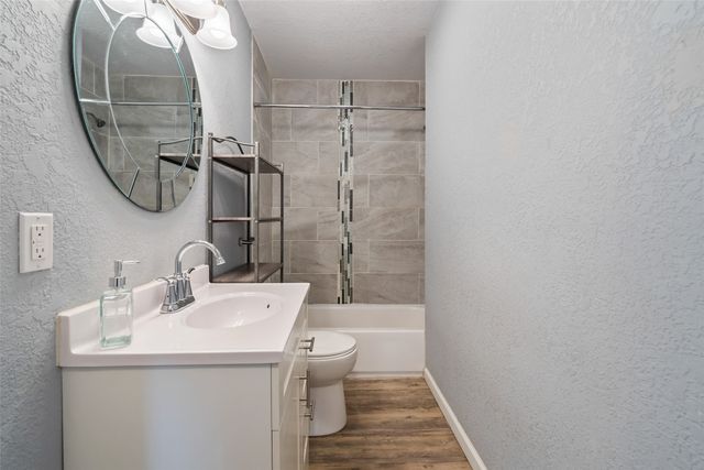 407 E Creston Avenue, Des Moines, IA 50315