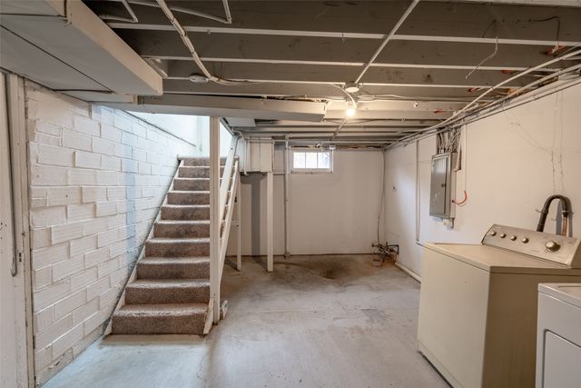 407 E Creston Avenue, Des Moines, IA 50315