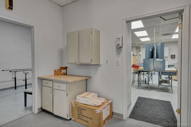 21020 Kelly Road, Eastpointe, MI 48021