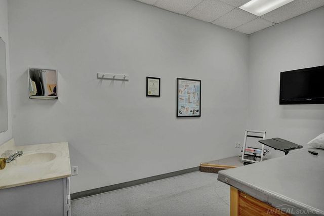 21020 Kelly Road, Eastpointe, MI 48021