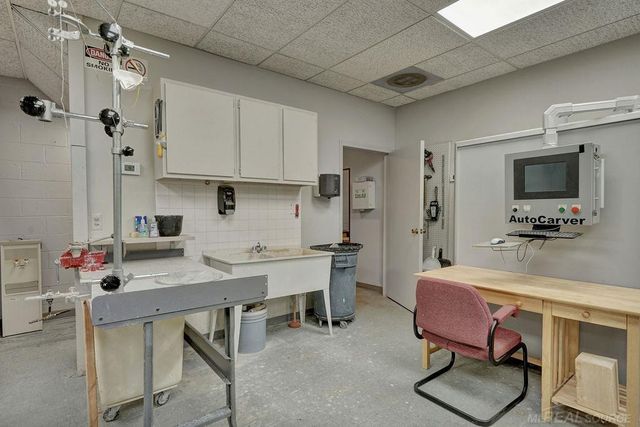 21020 Kelly Road, Eastpointe, MI 48021
