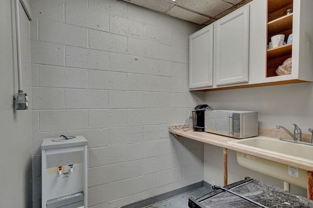 21020 Kelly Road, Eastpointe, MI 48021