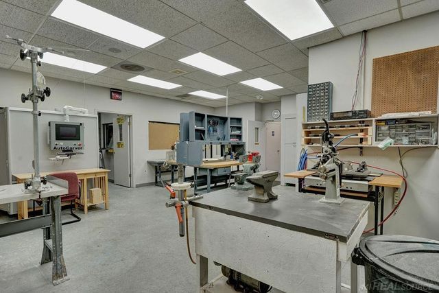 21020 Kelly Road, Eastpointe, MI 48021