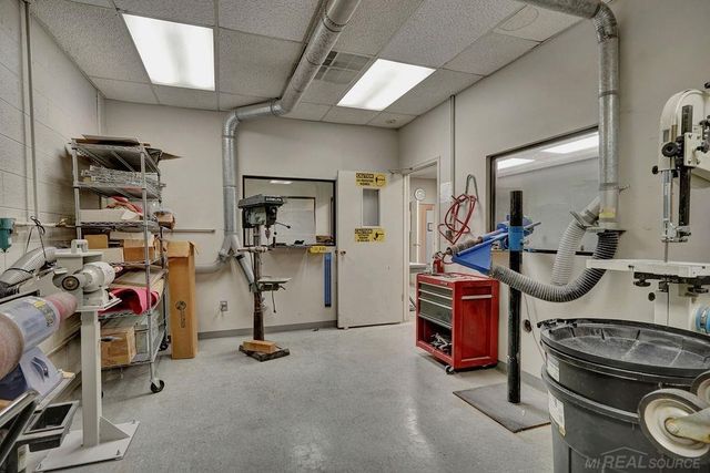 21020 Kelly Road, Eastpointe, MI 48021