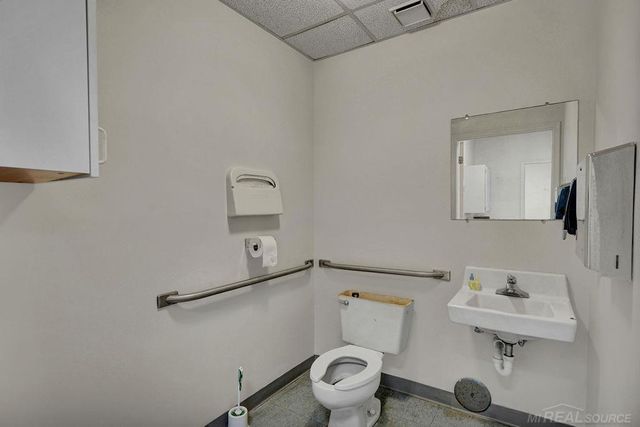21020 Kelly Road, Eastpointe, MI 48021