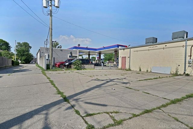 21020 Kelly Road, Eastpointe, MI 48021
