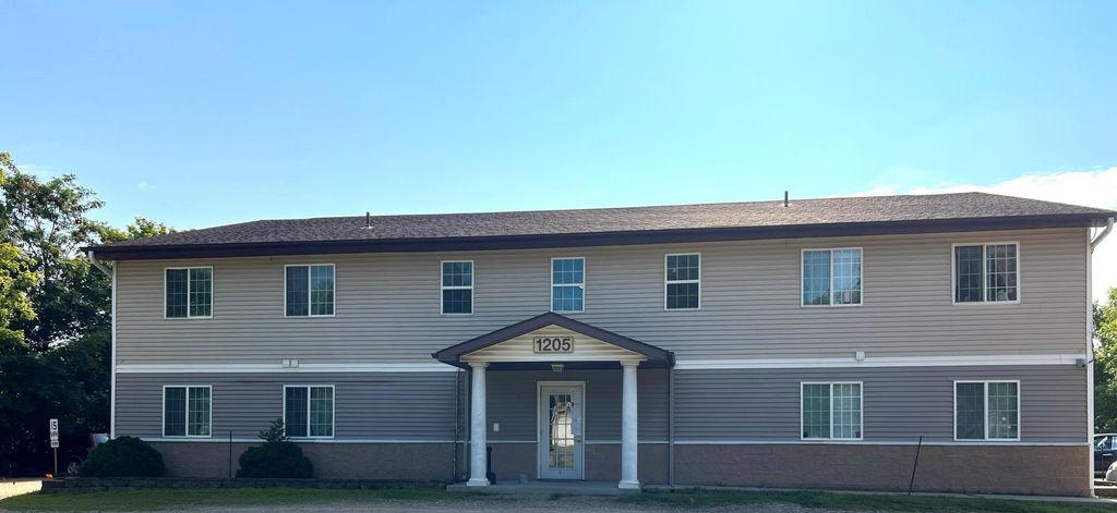1205 S Sibley Avenue, Litchfield, MN 55355