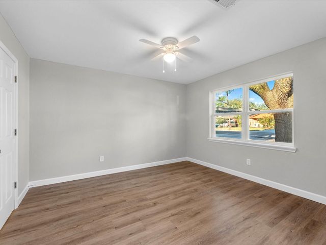 609 Debbie Lane, Alvin, TX 77511