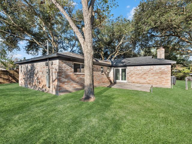 609 Debbie Lane, Alvin, TX 77511