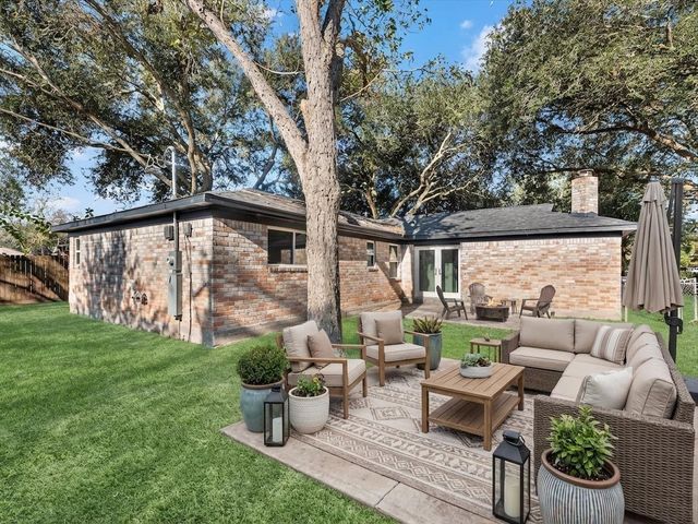 609 Debbie Lane, Alvin, TX 77511