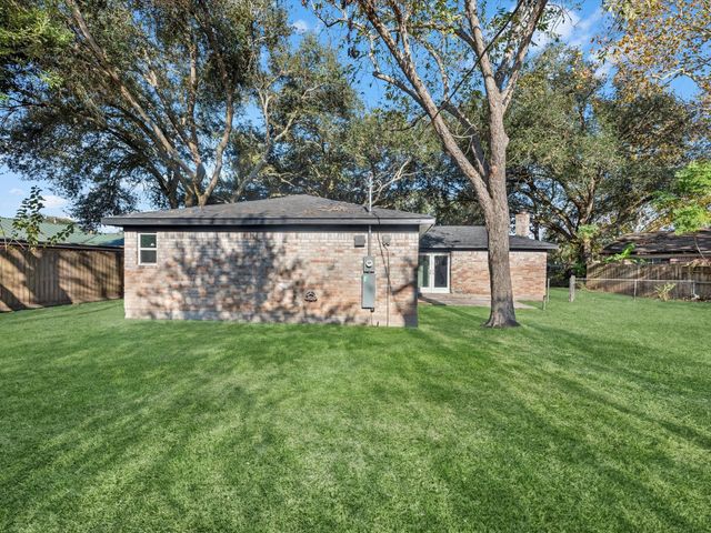 609 Debbie Lane, Alvin, TX 77511