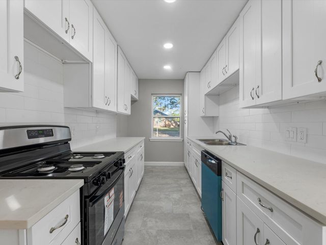 609 Debbie Lane, Alvin, TX 77511