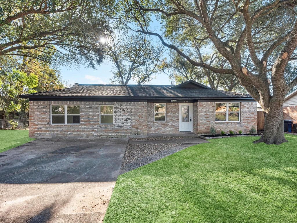 609 Debbie Lane, Alvin, TX 77511