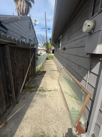 2420 W Acacia St, Stockton, CA 95203