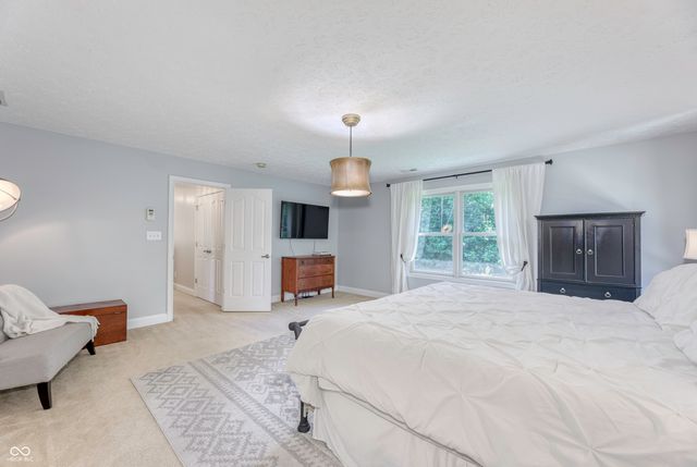 6867 W Thornebush Drive, Mccordsville, IN 46055