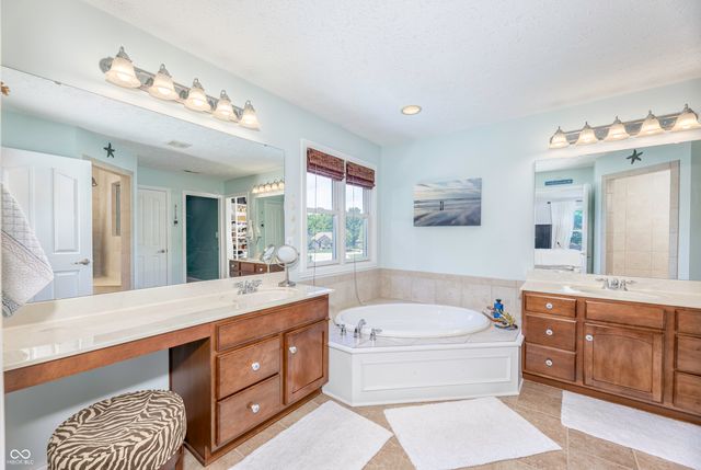 6867 W Thornebush Drive, Mccordsville, IN 46055