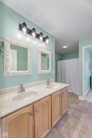 6867 W Thornebush Drive, Mccordsville, IN 46055