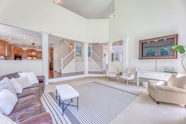 6867 W Thornebush Drive, Mccordsville, IN 46055