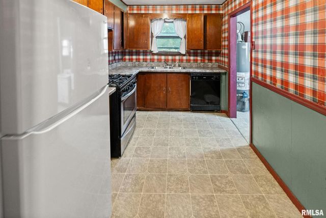 721 W WHITTAKER Street, Salem, IL 62881