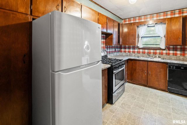 721 W WHITTAKER Street, Salem, IL 62881