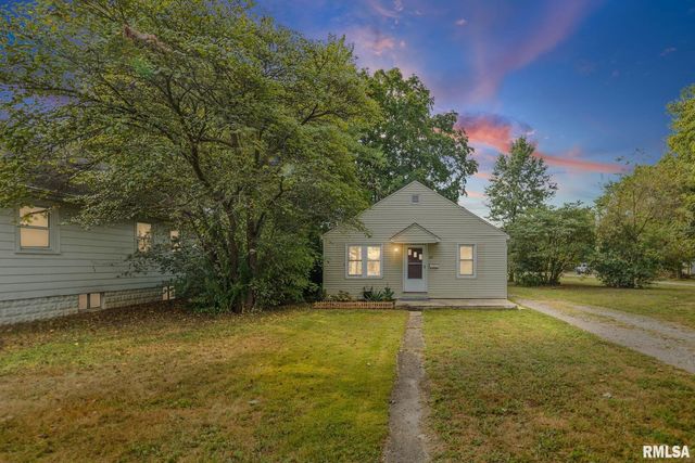 721 W WHITTAKER Street, Salem, IL 62881