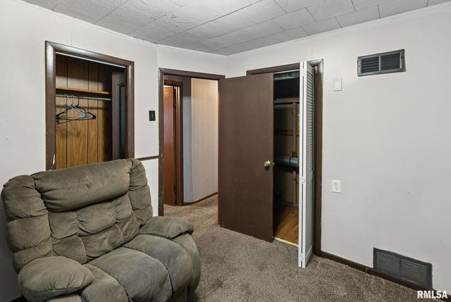 721 W WHITTAKER Street, Salem, IL 62881