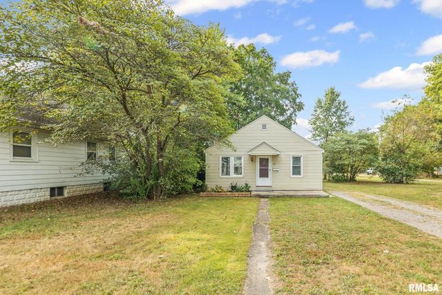 721 W WHITTAKER Street, Salem, IL 62881