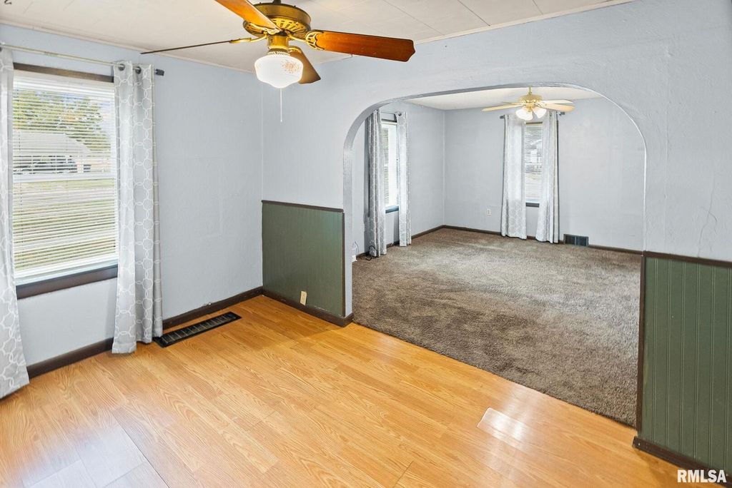 Image 12 of property listing at 721 W WHITTAKER Street, Salem, IL 62881