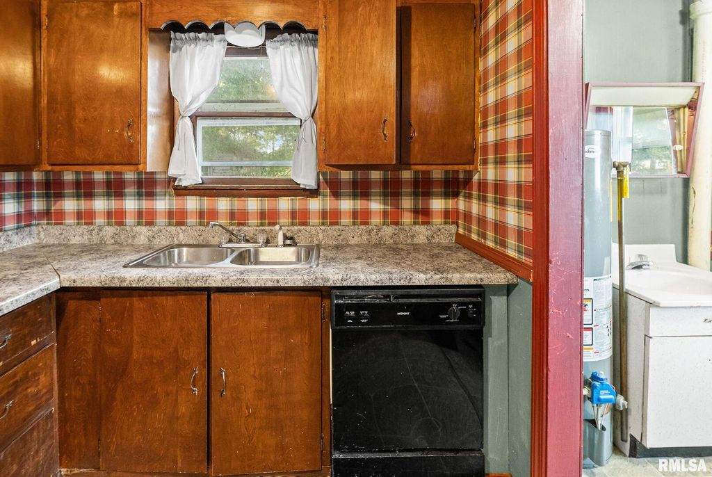 Image 16 of property listing at 721 W WHITTAKER Street, Salem, IL 62881