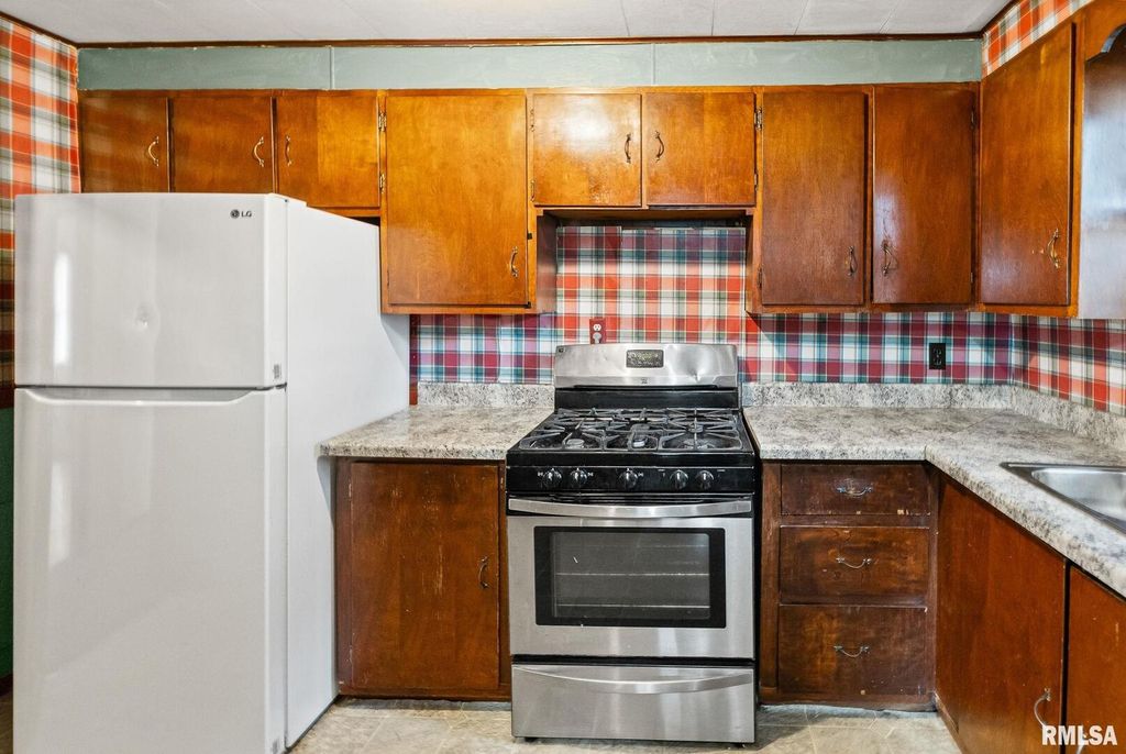 Image 17 of property listing at 721 W WHITTAKER Street, Salem, IL 62881